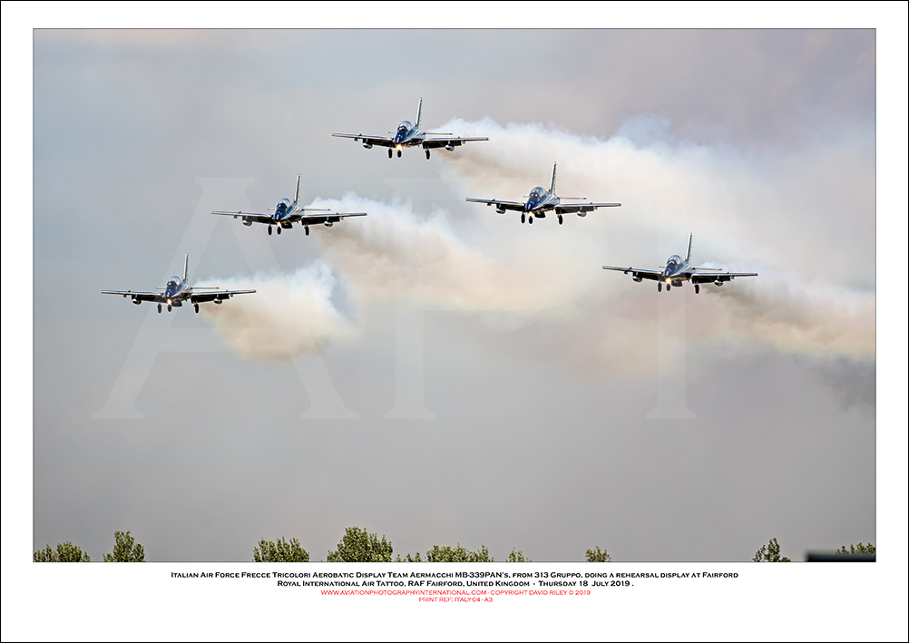 ITALY-04 -  Italian Air Force Frecce Tricolori Aerobatic Display Team Aermacchi MB-339PAN�s desplaying - 04